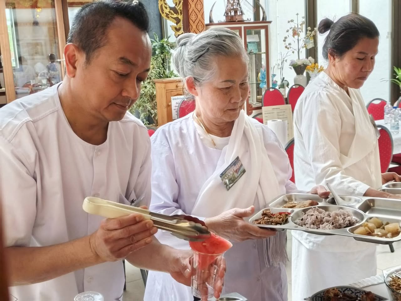 Gemeenschap biedt eten aan in de tempel
